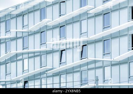 Explorer la conception architecturale moderne avec des façades en verre et des balcons élégants améliorant l'esthétique Banque D'Images