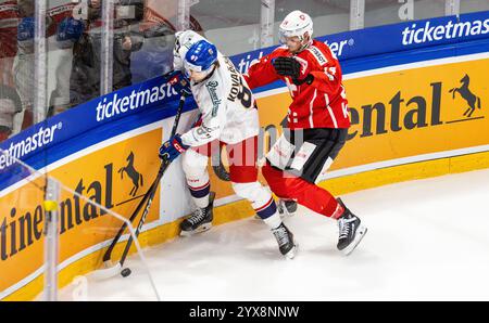 Fribourg, Suisse, 14 décembre 2024 : le défenseur #14 Dean Kukan (Suisse) en duel contre #87 Michal Kovarcik (République Tchèque). (Photo de Andreas Haas/dieBildmanufaktur) crédit : dieBildmanufaktur/Alamy Live News Banque D'Images