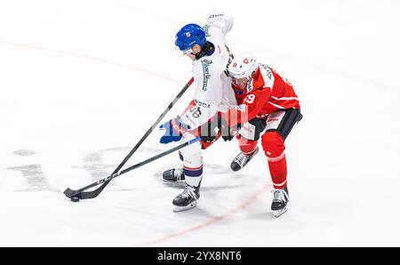 Fribourg, Suisse, 14 décembre 2024 : #59 Dario Simion (Suisse) met le #36 Jakub Krejcik (République tchèque) sous pression dans un duel. (Photo de Andreas Haas/dieBildmanufaktur) crédit : dieBildmanufaktur/Alamy Live News Banque D'Images