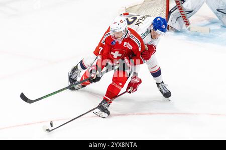 Fribourg, Suisse, 14 décembre 2024 : #22 Jachym Kondelik (République tchèque) met sous pression le #67 Roger Karrer (Suisse). (Photo de Andreas Haas/dieBildmanufaktur) crédit : dieBildmanufaktur/Alamy Live News Banque D'Images