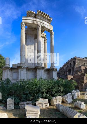 Forum romain à Rome, Italie : vue du Temple de Vesta. Banque D'Images