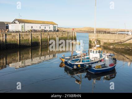 Bateaux de pêche amarrés dans le port d'Amble, Northumberland, Angleterre, Royaume-Uni Banque D'Images