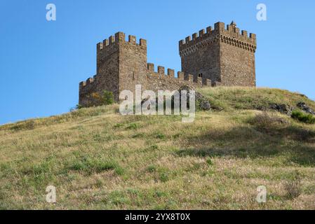 Le château consulaire et la tour d'angle dans l'ancienne forteresse génoise. Sudak, Crimée Banque D'Images