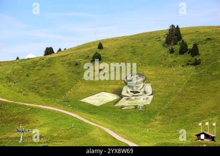 Villar sur Ollon, Suisse - 20 juillet. 2023 : peinture géante d'une fille dessinant sur le versant des Alpes suisses par l'artiste français Guillaume Legros Fro Banque D'Images