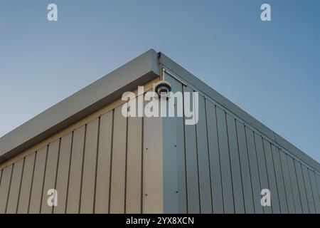 caméra de sécurité sur le côté d'un bâtiment industriel Banque D'Images