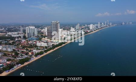 Pattaya, Thaïlande - 18 mai 2023 : vue aérienne de la plage de Jomtien, région de Chonburi, près de Bangkok. Banque D'Images