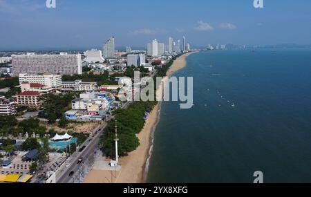 Pattaya, Thaïlande - 18 mai 2023 : vue panoramique aérienne de la plage de Jomtien, région de Chonburi près de Bangkok. Banque D'Images