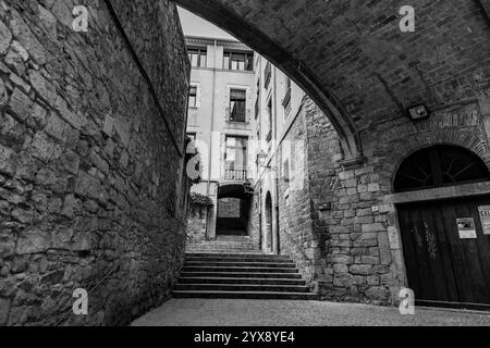 Gérone, Catalogne, Espagne - 12 FÉVR. 2022 : belles marches et arcades de la Pujada de Sant Domenec situé dans le quartier juif de Gérone, Catalogne, Banque D'Images