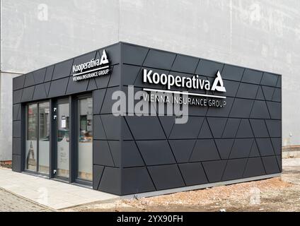 Nitra, Slovaquie - 8 décembre 2024 : logo de la succursale Kooperativa Vienna Insurance Group AG Wiener Versicherung Gruppe (VIG). Banque D'Images