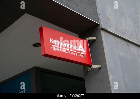 Nitra, Slovaquie - 8 décembre 2024 : logo de la succursale Kooperativa Vienna Insurance Group AG Wiener Versicherung Gruppe (VIG). Banque D'Images