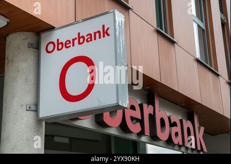 Nitra, Slovaquie - 8 décembre 2024 : succursale Oberbank AG à Nitra. Oberbank est une banque régionale autrichienne dont le siège est à Linz. Banque D'Images