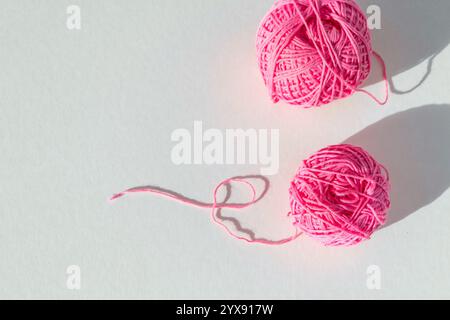 Boules de fil rose sur fond clair, espace de copie Banque D'Images