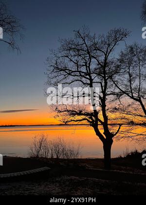 Beau coucher de soleil en Suède. Photo prise en décembre 2024 à Västerås en bas du lac Mälaren. Banque D'Images