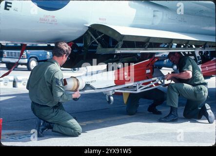 Le missile RADAR AIM-4F est solidement fixé à la remorque de transport pendant que l'équipe de chargement le fait glisser du lanceur avant gauche. C'était l'un des derniers exercices de chargement de missiles avant que tous les F-106 du Montana ne soient transférés à l'AMARC à Davis-Monthan AFB, Tuscon, Arizona. Banque D'Images