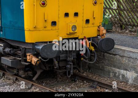 Gros plan de la tuyauterie de poutre tampon sur une locomotive diesel de classe 31 préservée, montrant les tampons, les tuyaux de frein et les accouplements Banque D'Images