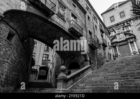 Belles marches et arcades de la Pujada de Sant Domenec situé dans le quartier juif de Gérone, Catalogne, Espagne. Banque D'Images