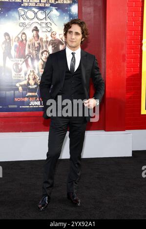HOLLYWOOD, CA - 08 JUIN 2012 : Diego Boneta à la première de Los Angeles de 'Rock of Ages' au Grauman's Chinese Theatre à Hollywood, USA le 8 juin 2012. Banque D'Images