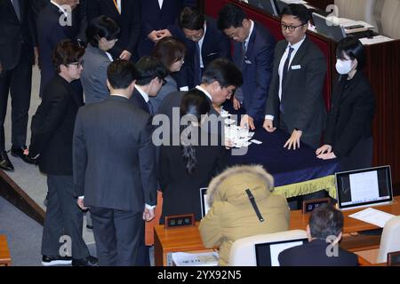 Séoul, Corée du Sud. 14 décembre 2024. Les fonctionnaires comptent les votes sur la deuxième motion de destitution contre le président Yoon Suk Yeol à l'Assemblée nationale à Séoul le 14 décembre 2024. (Photo : Lee Young-ho/Sipa USA) crédit : Sipa USA/Alamy Live News Banque D'Images