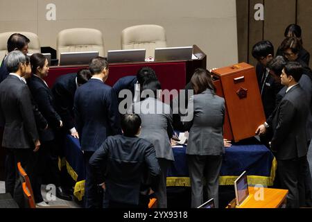 Séoul, Corée du Sud. 14 décembre 2024. Les fonctionnaires comptent les votes sur la deuxième motion de destitution contre le président Yoon Suk Yeol à l'Assemblée nationale à Séoul le 14 décembre 2024. (Photo par : SeongJoon Cho/POOL/Sipa USA) crédit : Sipa USA/Alamy Live News Banque D'Images