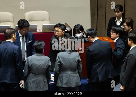 Séoul, Corée du Sud. 14 décembre 2024. Les fonctionnaires comptent les votes sur la deuxième motion de destitution contre le président Yoon Suk Yeol à l'Assemblée nationale à Séoul le 14 décembre 2024. (Photo par : SeongJoon Cho/POOL/Sipa USA) crédit : Sipa USA/Alamy Live News Banque D'Images