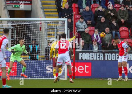 Rotherham, Royaume-Uni. 14 décembre 2024. Jonson Clarke-Harris de Rotherham United est en tête du ballon et marque le premier but de l'EFL League One Rotherham United v Northampton Town Credit : Clive Stapleton/Alamy Live News Banque D'Images