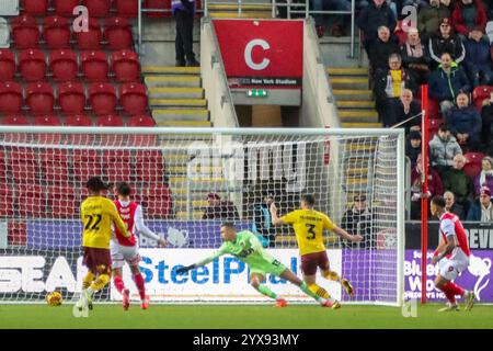 Rotherham, Royaume-Uni. 14 décembre 2024. Jonson Clarke-Harris de Rotherham United frappe la balle pour battre le gardien de Northampton Town Nik Tzanev pour marquer son deuxième et rotherham deuxième dans l'EFL League One Rotherham United v Northampton Town Credit : Clive Stapleton/Alamy Live News Banque D'Images