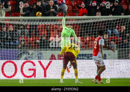 Rotherham, Royaume-Uni. 14 décembre 2024. Un plan de Joe Powell de Rotherham United secoue les boiseries dans l'EFL League One Rotherham United v Northampton Town Credit : Clive Stapleton/Alamy Live News Banque D'Images