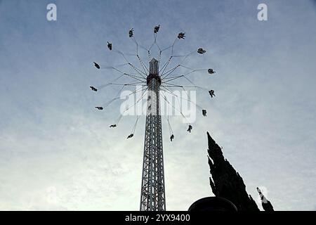 Édimbourg, Écosse, Royaume-Uni. 14 décembre 2024. Météo britannique : les habitants sont allés dans les marchés et les rues de noël alors que la capitale remplissait pour les trois semaines de célébration dans la ville. Le grand marché de noël sur les jardins de rue princes. Crédit Gerard Ferry/Alamy Live News Banque D'Images