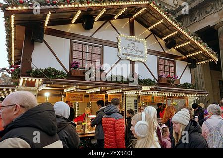 Édimbourg, Écosse, Royaume-Uni. 14 décembre 2024. Météo britannique : les habitants sont allés dans les marchés et les rues de noël alors que la capitale remplissait pour les trois semaines de célébration dans la ville. Le grand marché de noël sur les jardins de rue princes. Crédit Gerard Ferry/Alamy Live News Banque D'Images