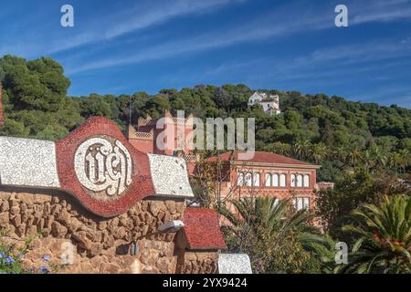 Ancien aqueduc dans le parc Guell, Barcelone. Catalogne. Banque D'Images