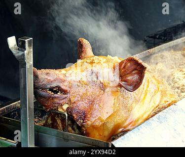Édimbourg, Écosse, Royaume-Uni. 14 décembre 2024. Météo britannique : les habitants sont allés dans les marchés et les rues de noël alors que la capitale remplissait pour les trois semaines de célébration dans la ville. Rôti de porc dans un marché de ville. Crédit Gerard Ferry/Alamy Live News Banque D'Images