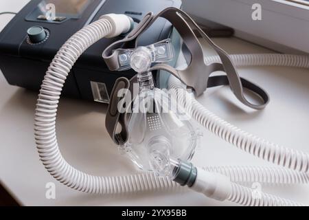 Machine CPAP et masque sur surface blanche pour le traitement de l'apnée du sommeil. Banque D'Images