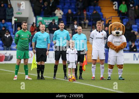 Birkenhead, Royaume-Uni. 14 décembre 2024. Officiels, capitaines et mascottes font la queue pour une photographie. EFL Skybet Football League Two match, Tranmere Rovers v Harrogate Town à Prenton Park, Birkenhead, Wirral le samedi 14 décembre 2024. Cette image ne peut être utilisée qu'à des fins éditoriales. Usage éditorial exclusif, .pic par Chris Stading/ crédit : Andrew Orchard sports Photography/Alamy Live News Banque D'Images