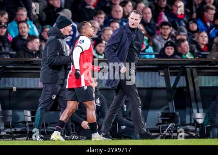 Rotterdam, Nederland. 14 décembre 2024. ROTTERDAM, 14-12-2024, Stadium de Kuip, saison 2024/2025, Football Néerlandais Eredivisie. Match entre Feyenoord et Heracles Almelo, le joueur de Feyenoord Igor Paixao blessé et l'entraîneur de Feyenoord Brian Priske lui parle crédit : Pro Shots/Alamy Live News Banque D'Images