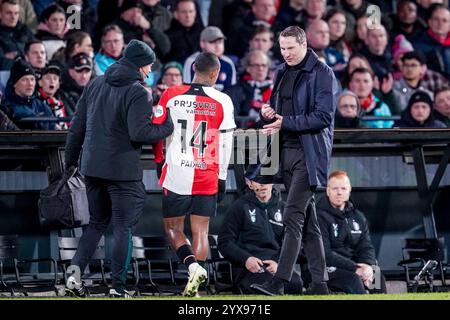 Rotterdam, Nederland. 14 décembre 2024. ROTTERDAM, 14-12-2024, Stadium de Kuip, saison 2024/2025, Football Néerlandais Eredivisie. Match entre Feyenoord et Heracles Almelo, le joueur de Feyenoord Igor Paixao blessé et l'entraîneur de Feyenoord Brian Priske lui parle crédit : Pro Shots/Alamy Live News Banque D'Images