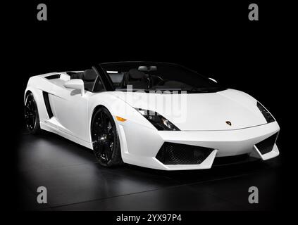 White Lamborghini Gallardo LP560-4 Spyder voiture super isolé sur fond noir Banque D'Images