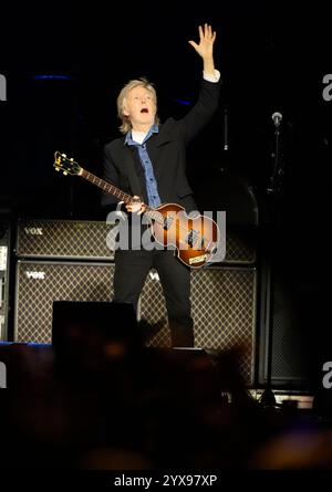 Sir Paul McCartney se produisant sur scène au Co-op Live à Manchester lors de sa tournée Got Back. Date de la photo : samedi 14 décembre 2024. Banque D'Images