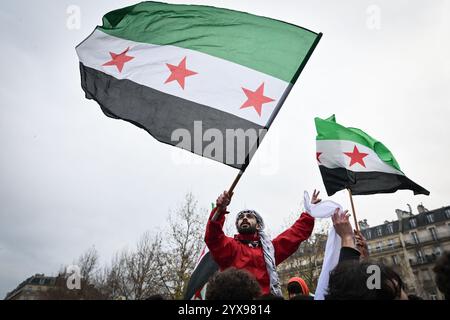 Paris, France. 14 décembre 2024. La diaspora syrienne célèbre la victoire de la Révolution syrienne à Paris, le 24 décembre 2024. Photo de Firas Abdullah/ABACAPRESS. COM Credit : Abaca Press/Alamy Live News Banque D'Images