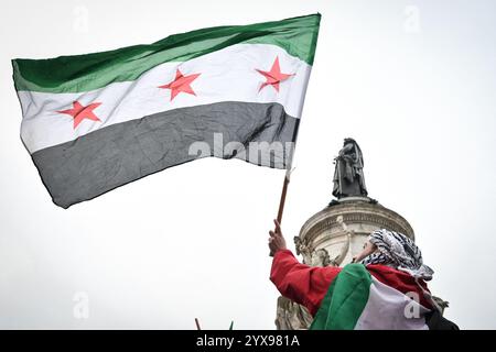 Paris, France. 14 décembre 2024. La diaspora syrienne célèbre la victoire de la Révolution syrienne à Paris, le 24 décembre 2024. Photo de Firas Abdullah/ABACAPRESS. COM Credit : Abaca Press/Alamy Live News Banque D'Images