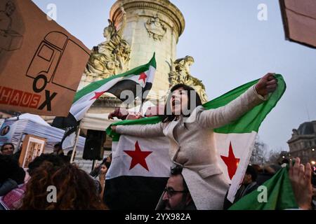 Paris, France. 14 décembre 2024. La diaspora syrienne célèbre la victoire de la Révolution syrienne à Paris, le 24 décembre 2024. Photo de Firas Abdullah/ABACAPRESS. COM Credit : Abaca Press/Alamy Live News Banque D'Images