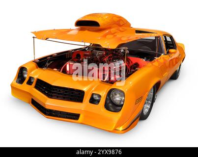 Muscle car orange personnalisé avec capot ouvert révélant un moteur puissant. Isolé avec chemin de détourage sur fond blanc. Banque D'Images