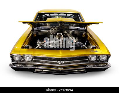 Voiture de dragsters Chevrolet Chevelle SS coupé 1972 avec capot ouvert révélant un moteur puissant. Isolé avec chemin de détourage sur fond blanc. Banque D'Images