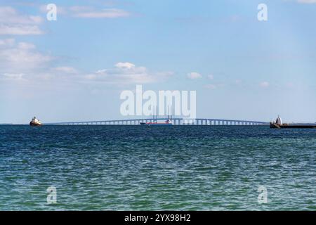 Pont d'Oresund vu depuis le parc de la plage d'Amager, Copenhague, Danemark, jour ensoleillé Banque D'Images