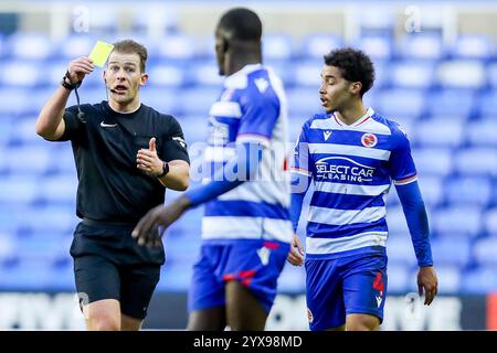 L'arbitre Anthony Backhouse montre un carton jaune à Amadou Mbengue de Reading pendant le match Sky Bet League 1 Reading vs Blackpool au Select car Leasing Stadium, Reading, Royaume-Uni, 14 décembre 2024 (photo par Izzy Poles/News images) Banque D'Images