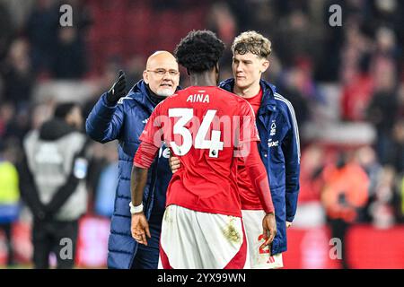 The City Ground, Nottingham, Royaume-Uni. 14 décembre 2024. Premier League Football, Nottingham Forest contre Aston Villa ; Julio Figueroa, entraîneur-chef adjoint de Nottingham Forest, célèbre avec Ryan Yates et Ola Aina de Nottingham Forest après le coup de sifflet final Credit : action plus Sports/Alamy Live News Banque D'Images