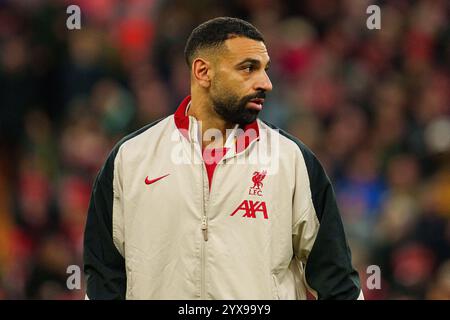 Anfield, Liverpool le samedi 14 décembre 2024. Mohamed Salah de Liverpool se réchauffe lors du match de premier League entre Liverpool et Fulham à Anfield, Liverpool, samedi 14 décembre 2024. (Photo : Steven Halliwell | mi News) crédit : MI News & Sport /Alamy Live News Banque D'Images