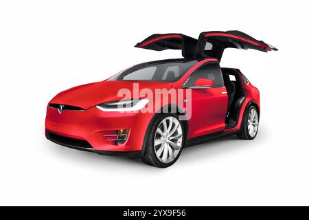 Voiture électrique vus de luxe Red 2017 Tesla modèle X avec portes battantes ouvertes falcon isolées sur fond blanc Banque D'Images