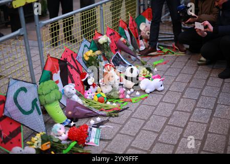 Londres, Royaume-Uni. 14 décembre 2024. Jouets et fleurs pour enfants placés devant Downing Street à la mémoire de ceux qui ont été tués par Israël. Rassemblement pour la Palestine au Parlement Square à Londres fait partie de la Journée nationale d'action pour la Palestine. Il s'agit d'un événement majeur organisé pour montrer la solidarité avec le peuple palestinien et exiger une action du gouvernement britannique sur la crise actuelle à Gaza et dans tout le moyen-Orient. Les manifestants demandent au gouvernement de soutenir les appels à mettre fin au génocide à Gaza, à cesser d'armer Israël, à rester en dehors du Liban et à ne pas attaquer l'Iran. L'événement est organisé par des groupes tels que Banque D'Images