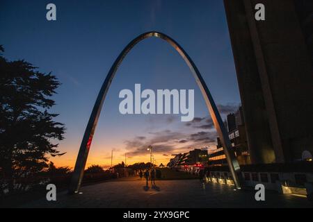 The Step Short Centenary Arch, The Leas, Folkestone, Kent, Angleterre, photographié au coucher du soleil. Banque D'Images
