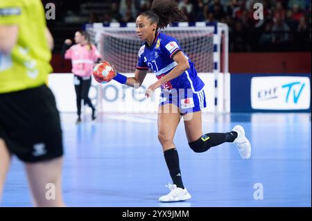 Estelle Nze Minko (27 France) lors de la demi-finale du Championnat d'Europe de handball 2024 entre la France et le Danemark au Wiener Stadthalle, Vienne, Autriche. (Sven Beyrich/SPP) crédit : photo de presse sportive SPP. /Alamy Live News Banque D'Images